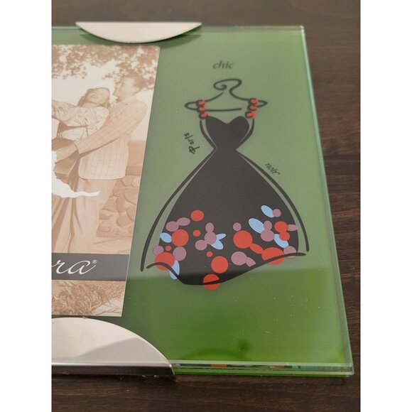 Amora 4x6 Green Glass Frame W/ Chic Dress Paris Fashion Design & Metal Stand - Picture 4 of 7